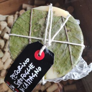 Salcis Pecorino stagionato sotto foglie di castagno – forma da 500 gr